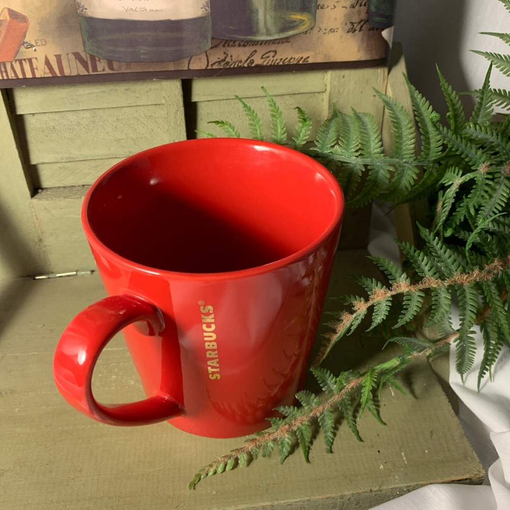 Red Starbucks 18 fl oz cup.